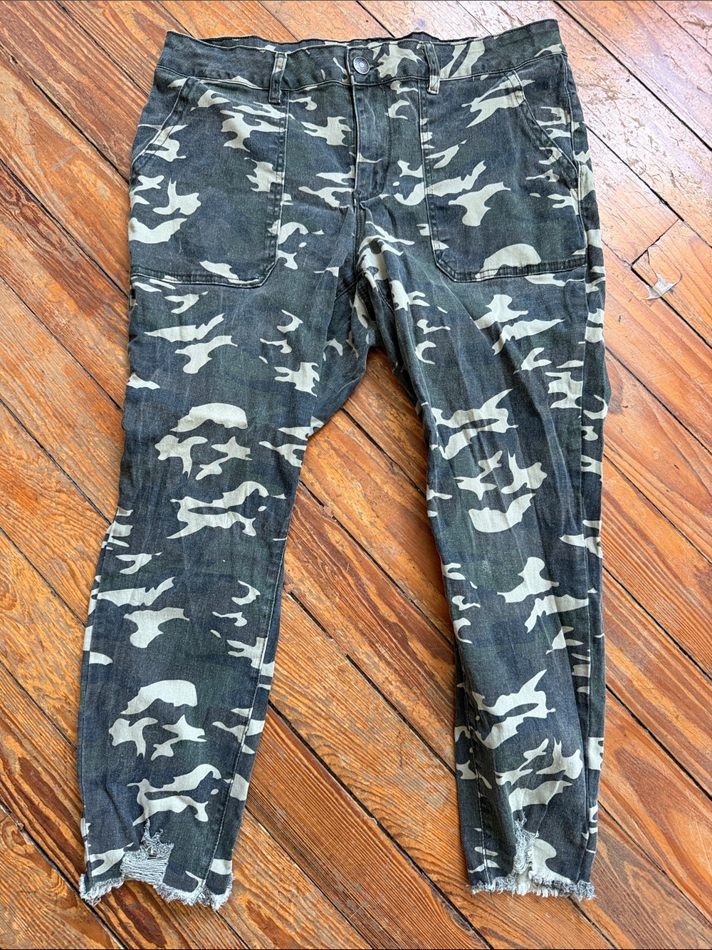 Royalty For Me Camo Ankle Pants - green & Cream